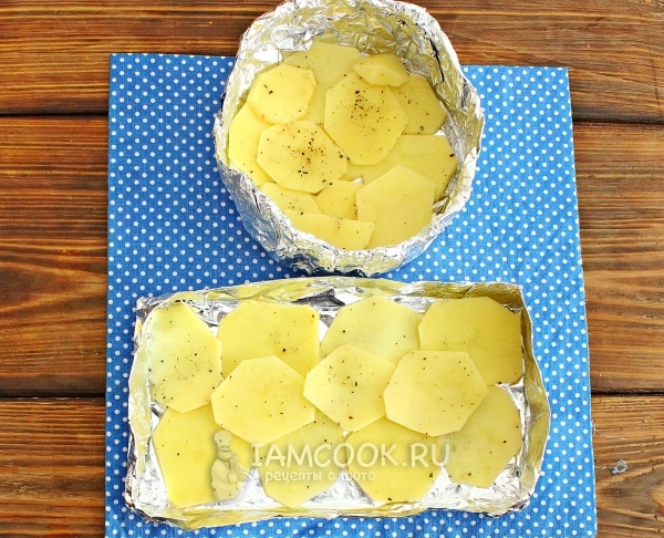 Положить на фольгу картофель