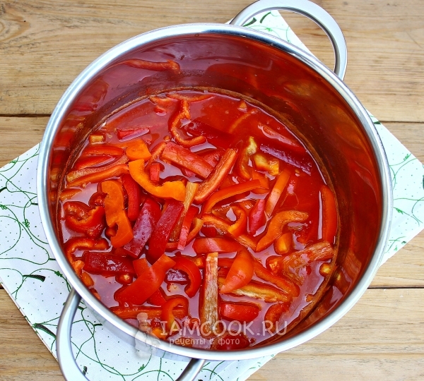 Положить перец в томатное пюре