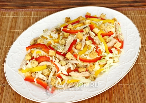 Выложить салат на блюдо