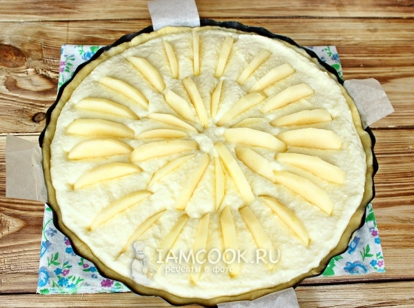 Положить на тесто творог и яблоки