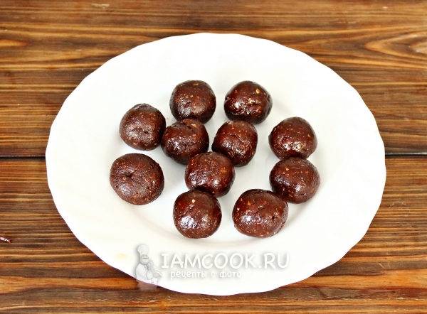 Скатать из массы шарики