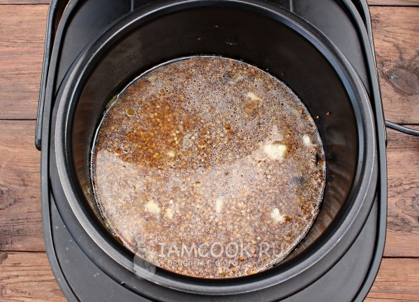 Добавить гречку и воду