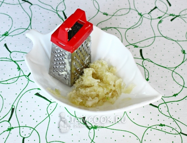 Натереть чеснок