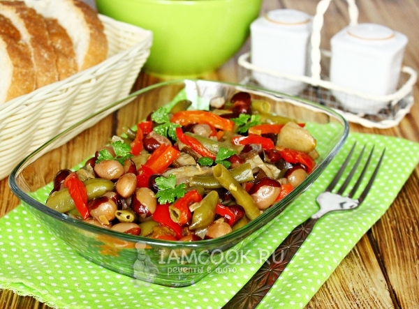 Рецепт тёплого салата из фасоли со сладким перцем и грибами