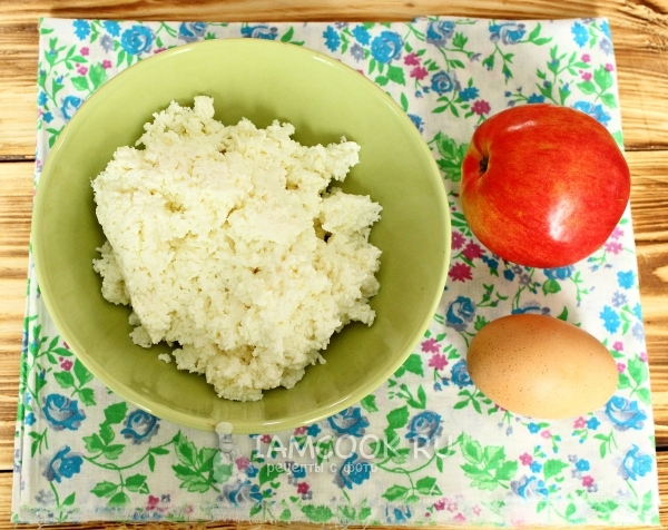 Ингредиенты для творожной запеканки с яблоком в микроволновке