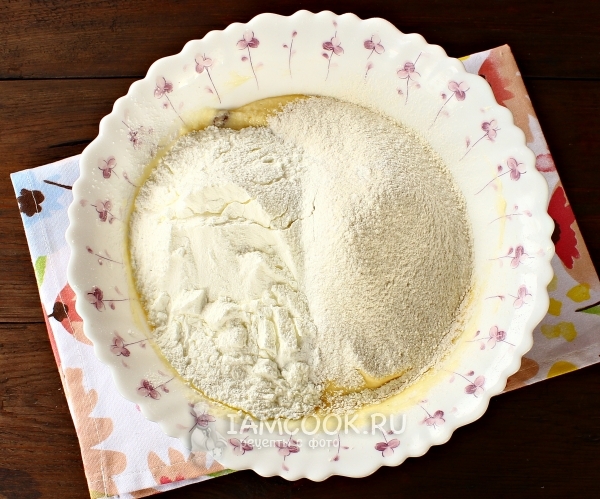 Всыпать муку и крахмал