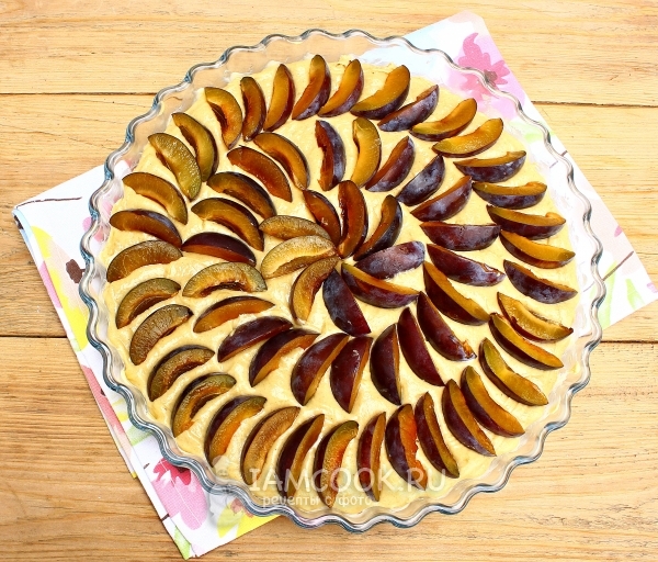 Положить на тесто сливы