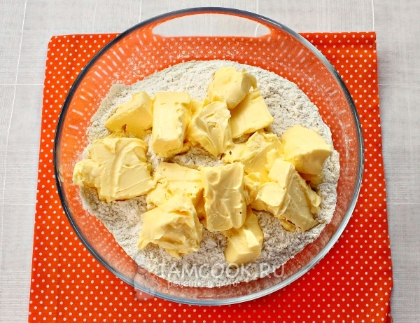 Положить масло в муку