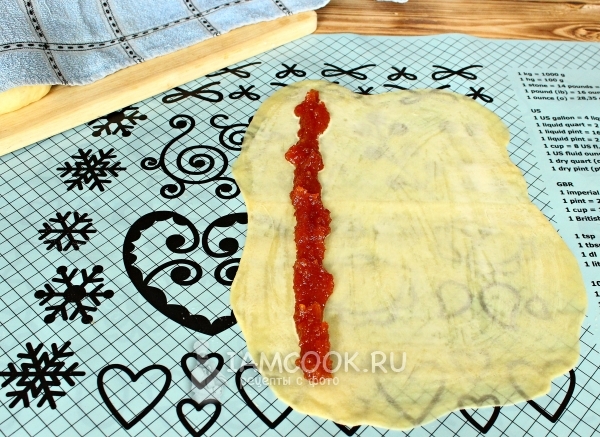 Положить на тесто начинку