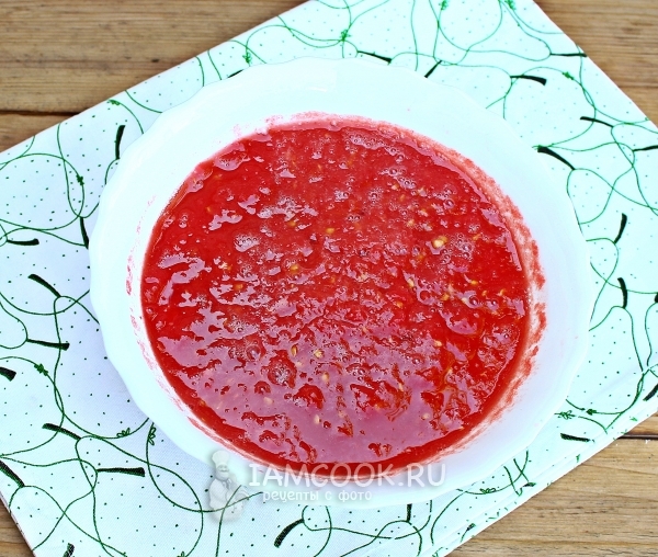 Перекрутить помидоры на мясорубке