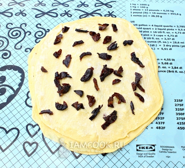 Положить на тесто чернослив