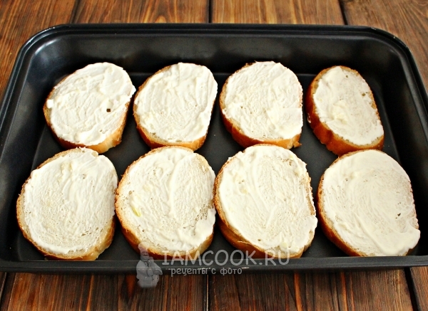 Намазать батон майонезом