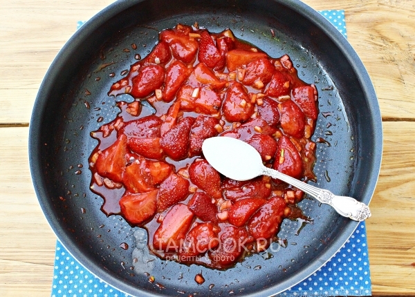 Размешать клубнику