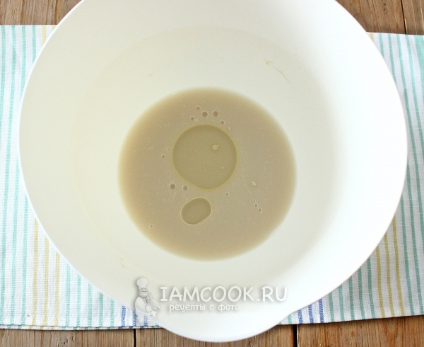 Влить масло