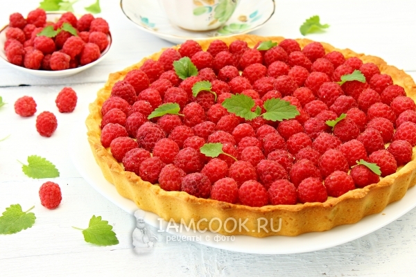 Готовый тарт с малиной