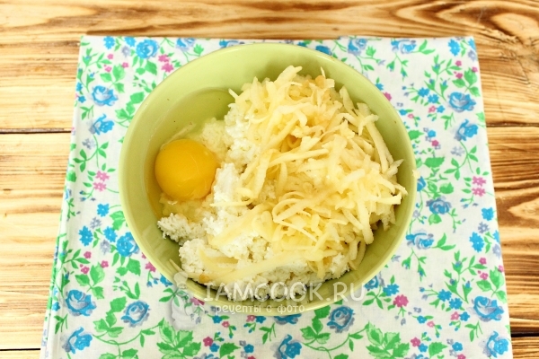 Соединить творог, яблоко и яйцо