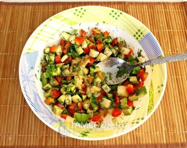 Добавляем специи и заправку