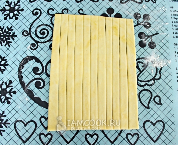 Порезать тесто на полоски