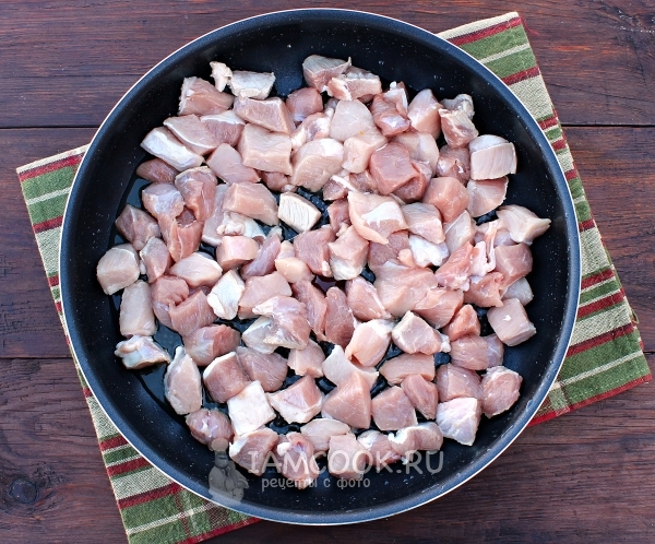 Положить мясо на сковороду