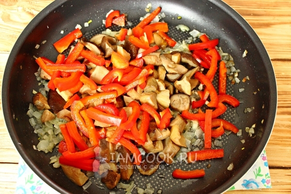 Добавить к луку грибы и перец