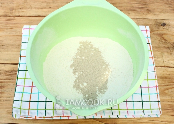Смешать муку с дрожжами
