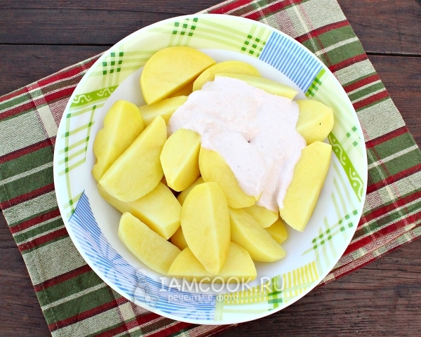 Влить соус к картофелю