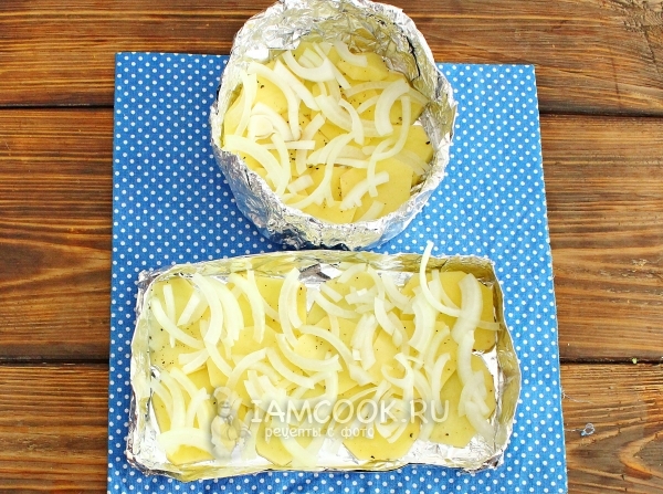 Положить на картофель лук