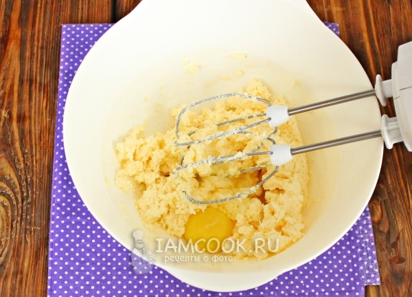 Взбить масло с сахаром