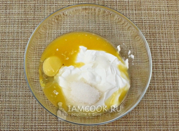Соединить сметану, сахар и яйца