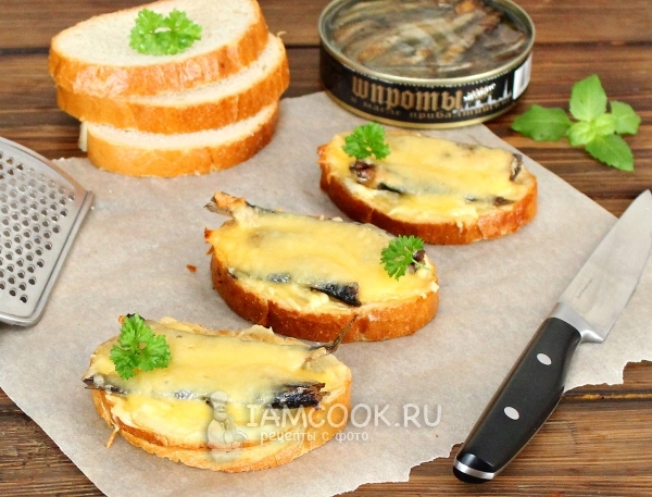 Фото горячих бутербродов со шпротами в духовке