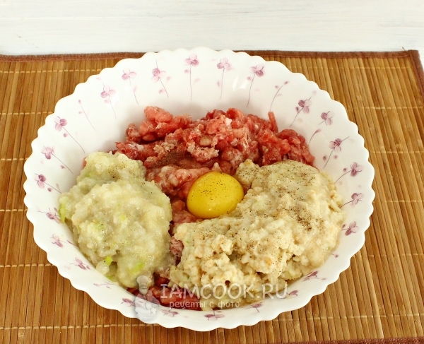 Добавить лук, булку и яйцо