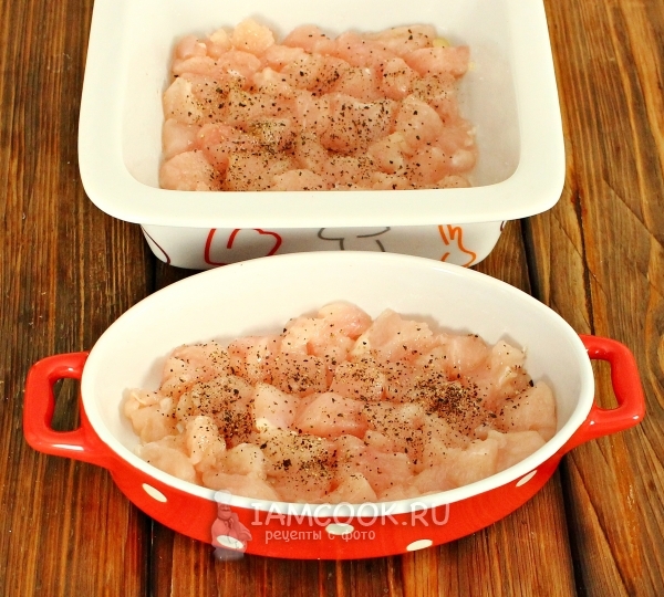 Посыпать куриное филе солью и перцем