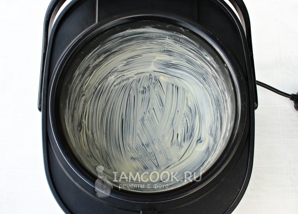 Смазать чашу маслом