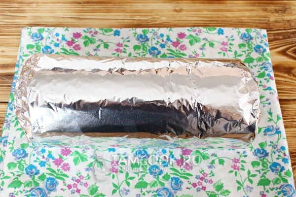 Завернуть рулет в фольгу