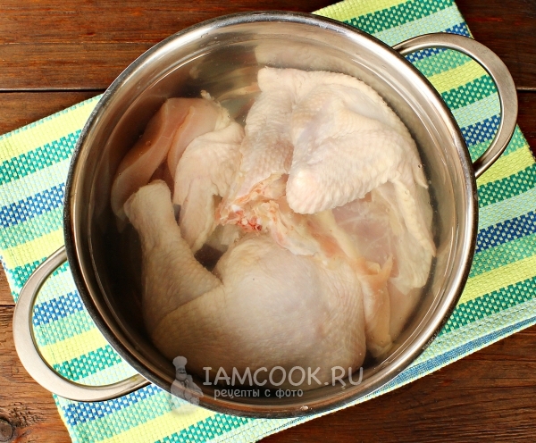 Положить курицу в воду