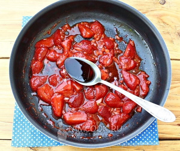 Влить соевый соус