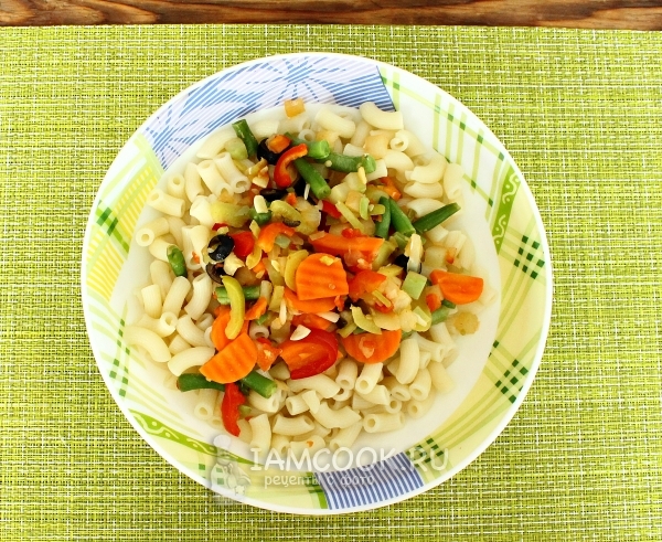 Соединить макароны с овощами