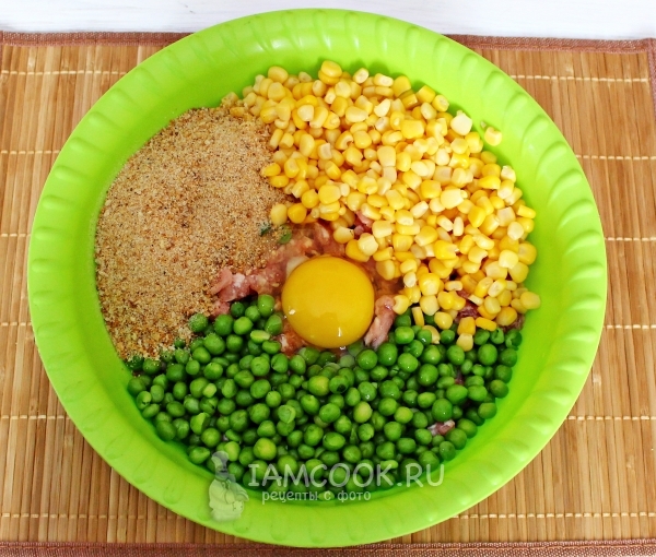 Добавляем овощи и специи в фарш