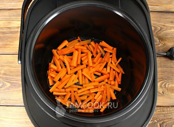 Обжарить морковь
