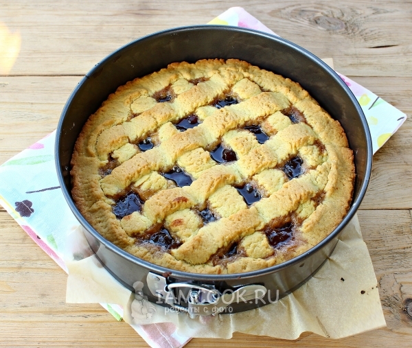 Готовый открытый пирог с вареньем