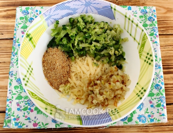 Соединить лук, сыр, капусту и сухари