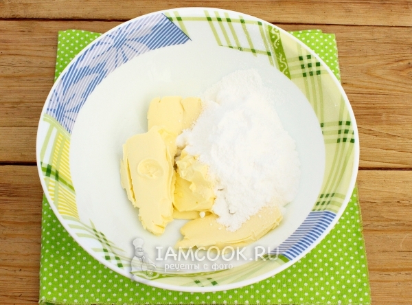 Соединить масло с сахарной пудрой