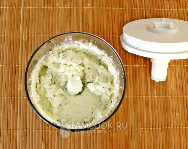 Взбить сырно-творожную массу