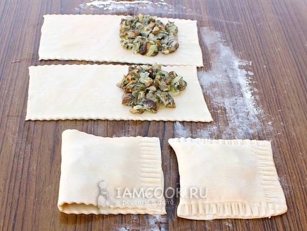 Защипить края теста