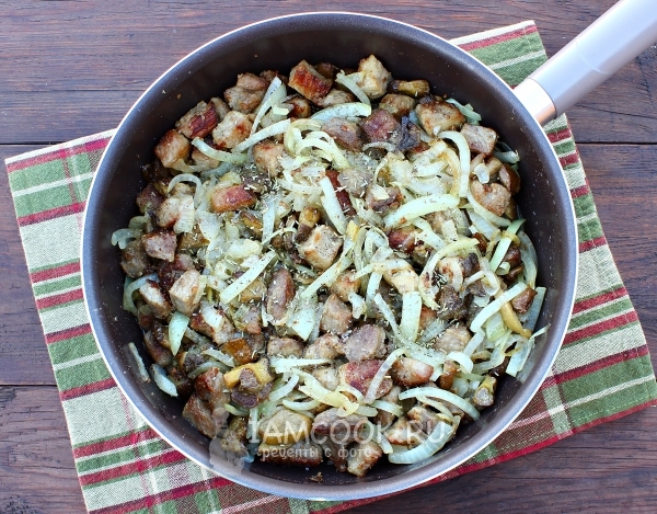 Добавить лук и специи