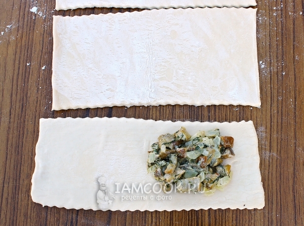 Положить на тесто начинку