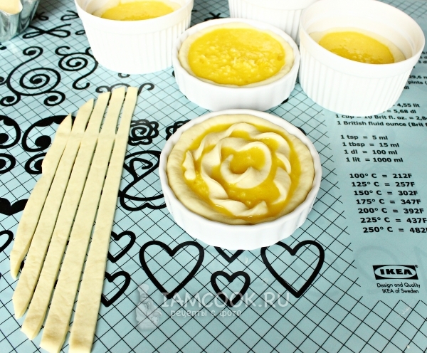 Выложить спиральки и влить начинку