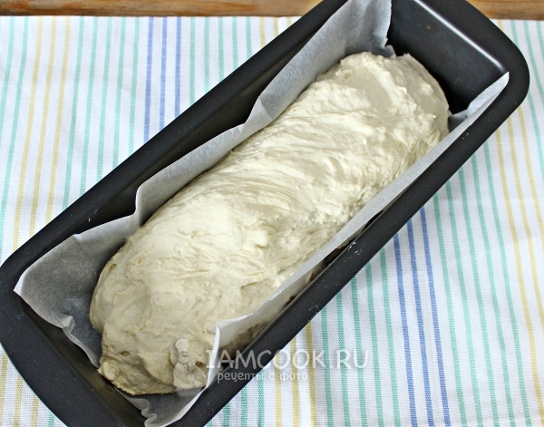 Выложить тесто в форму