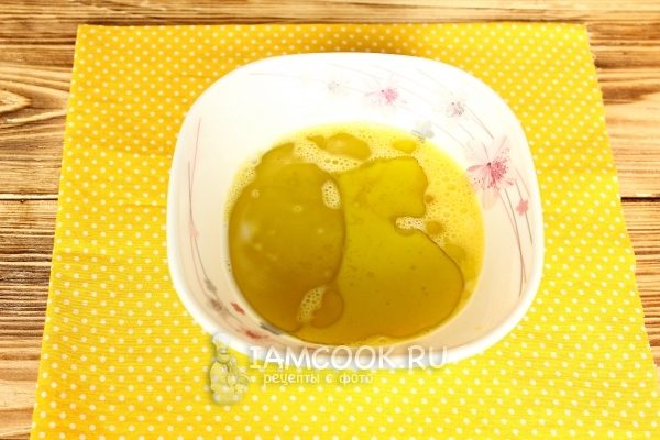 Соединить яйца с маслом