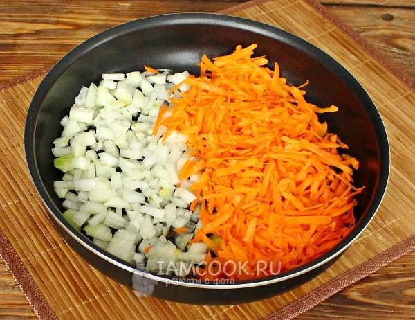 Обжарить лук с морковью